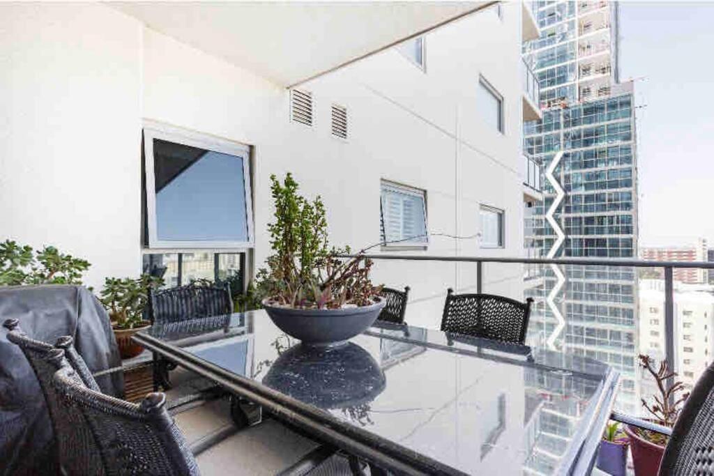 In The City Perth 1B1B Pool And Nice View Exterior photo