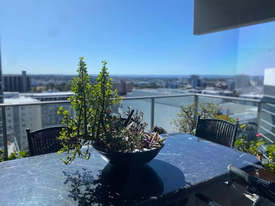 In The City Perth 1B1B Pool And Nice View Exterior photo