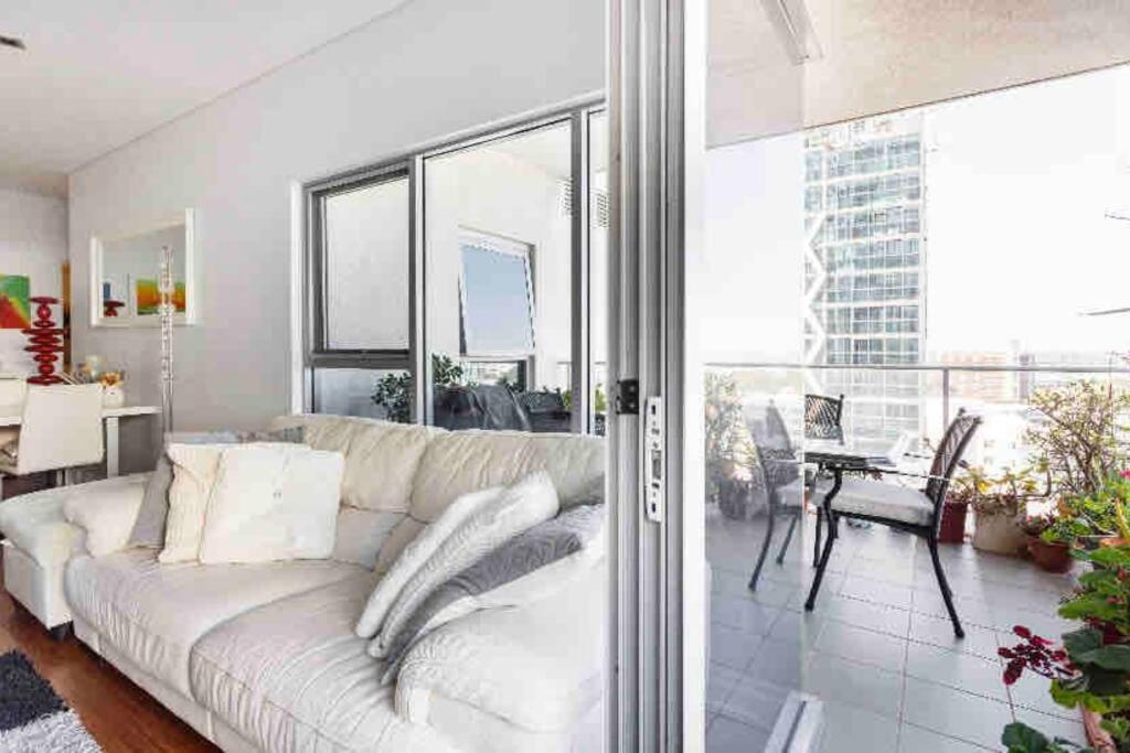 In The City Perth 1B1B Pool And Nice View Exterior photo