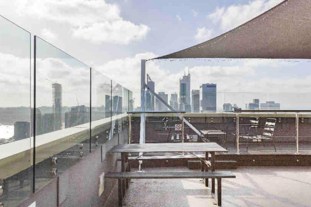 In The City Perth 1B1B Pool And Nice View Exterior photo